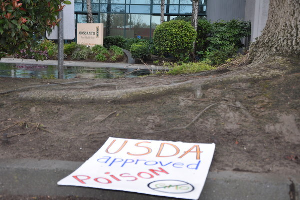 f690dcaf37ef3d0ae09d2c88d6b32290 - Protestors Shut Down Monsanto Division in Davis, CA