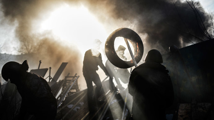 Protesters build a barricade on February 21, 2014 at the Independent square in Kiev. (AFP Photo / Bulent Kilic)